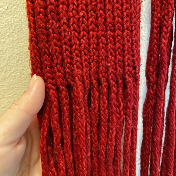 Red Scarf long fringe - Picture 2 of 3